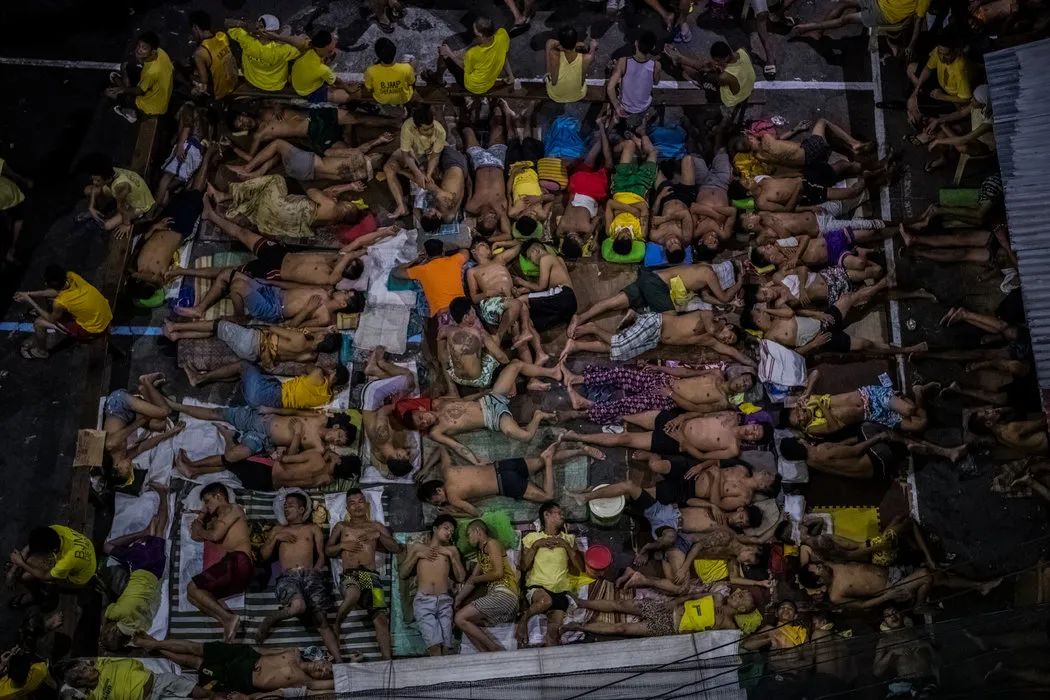 臭名昭著的菲律宾监狱，4.9万囚犯每天3-5人死亡，躺满殡仪馆的尸体无人认领！