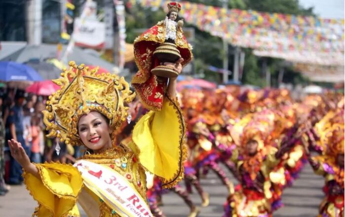 菲律宾最盛大的民俗，起源于西班牙殖民时期，今成全民狂欢嘉年华