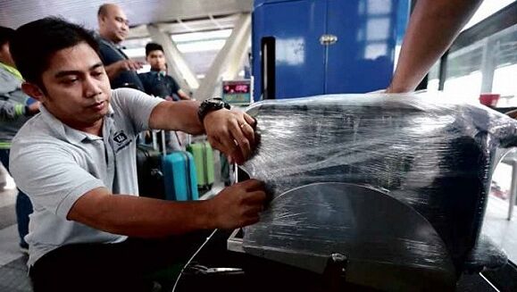菲律宾航空旅客行李超重罚款 值机人员给出私人账户: "您看着办"