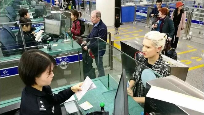 没有签证滞留机场？这6种情况，外国人来华可免签入境！