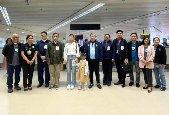 菲律宾移民局欢迎首批电子签证中国游客